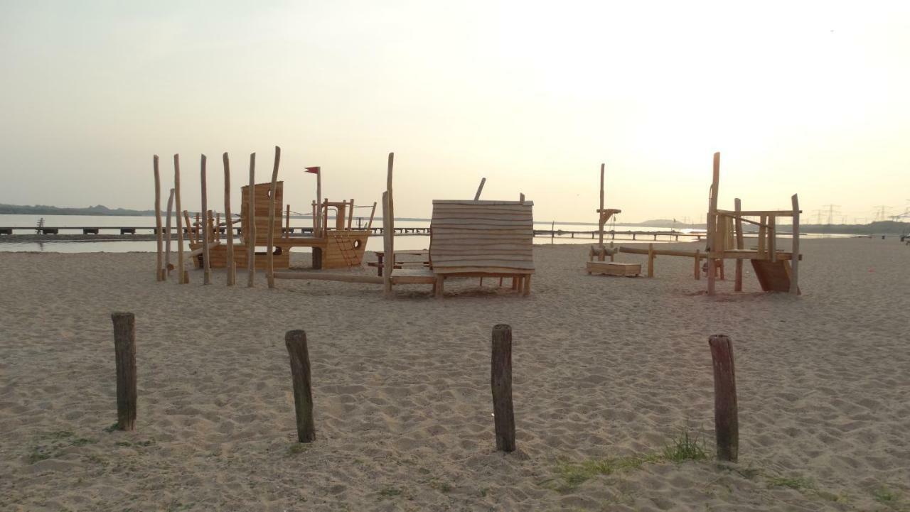 Beach Hotel Оостворне Екстериор снимка