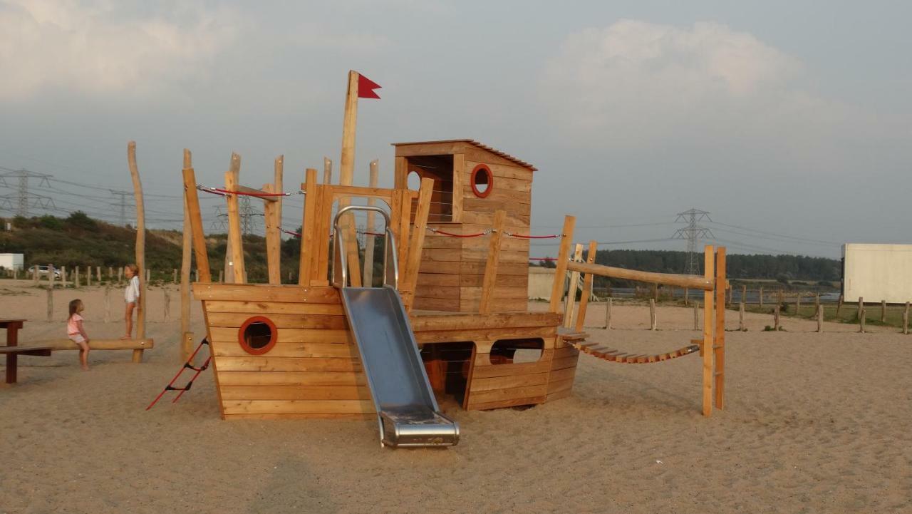 Beach Hotel Оостворне Екстериор снимка